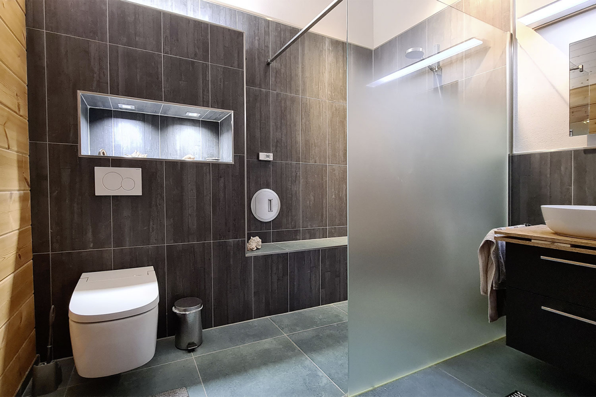Bad im Holzhaus, Dusche, Waschtisch und WC Bad im Holzhaus, Dusche, Waschtisch und WC