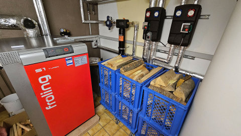Hybrid-Scheitholz-Heizanlage mit Wärmepumpe in einem Einfamilienhaus in Höpfingen