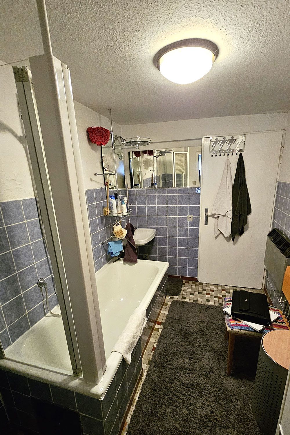 Badezimmer in einem Wohngebäude - vorher