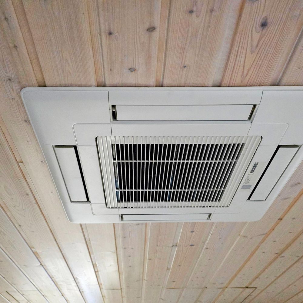 Klimaanlage an einer Holzdecke Klimaanlage an einer Holzdecke