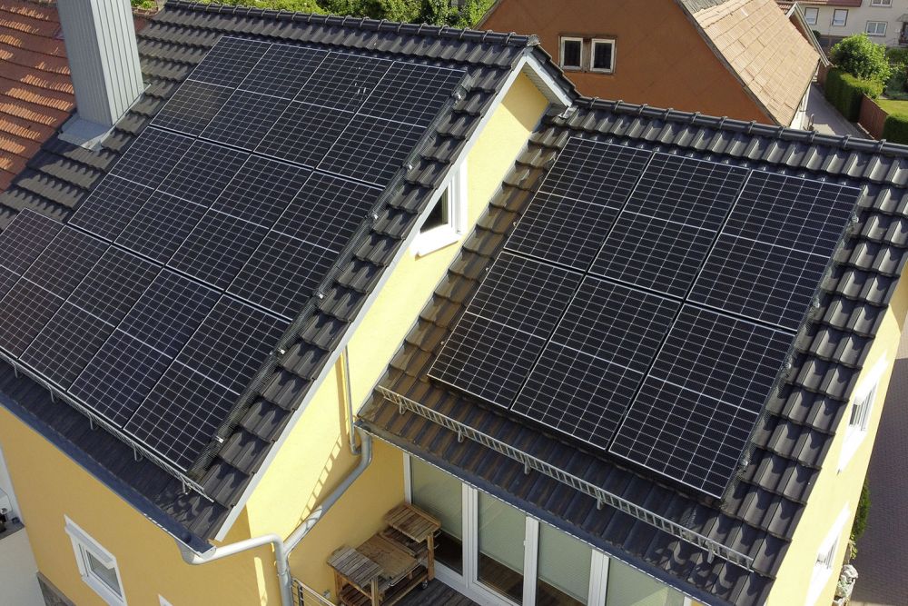 Photovoltaik-Anlage auf einem Wohngebäude Photovoltaik-Anlage auf einem Wohngebäude