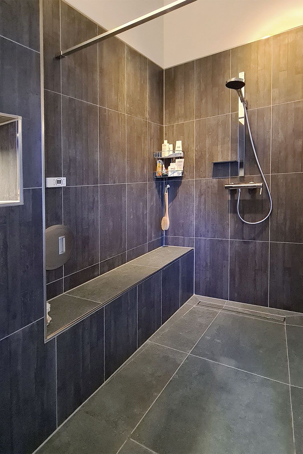 Bad im Holzhaus, Dusche, Waschtisch und WC